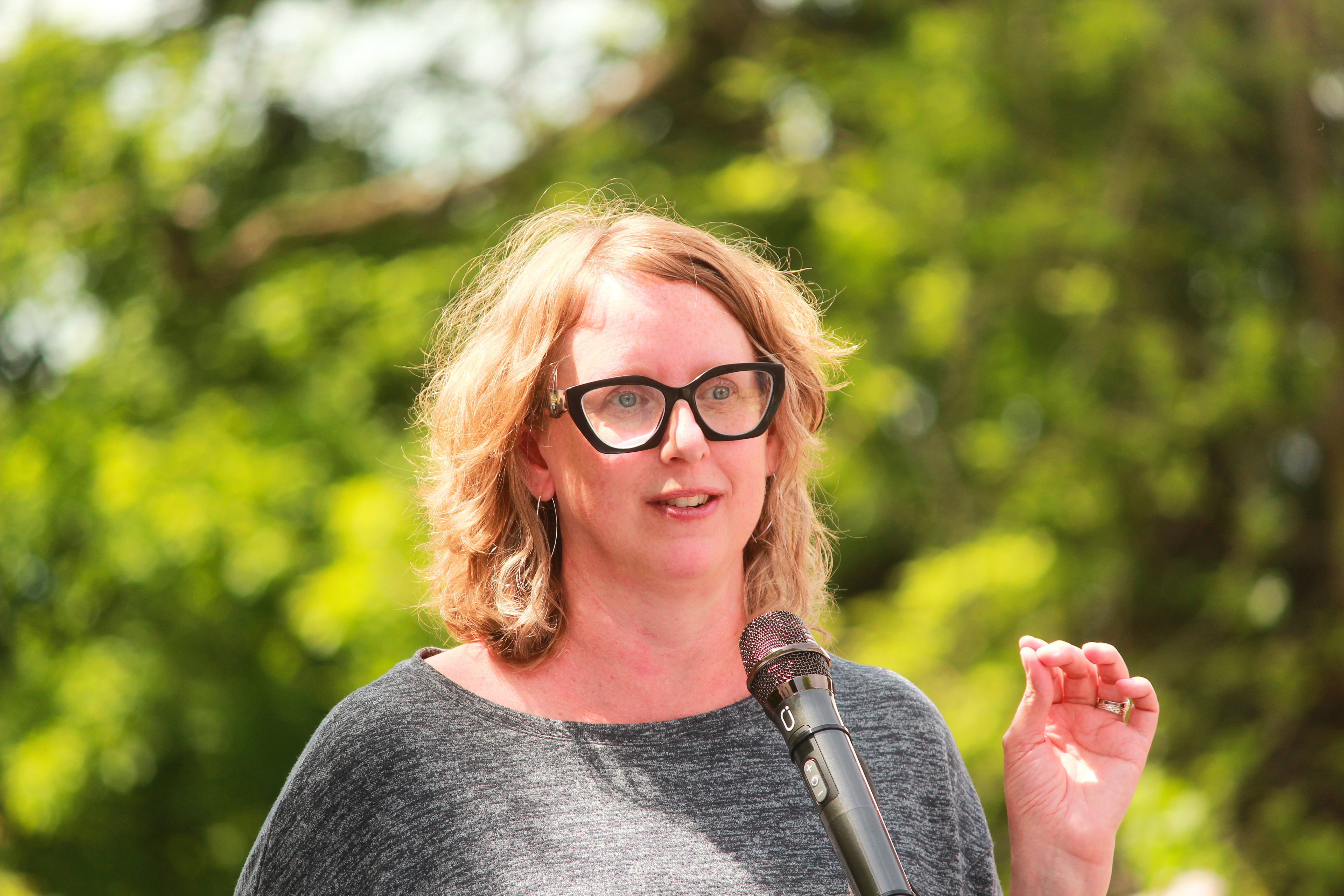 Image of Angie Harbin giving her remarks at Hamesbest